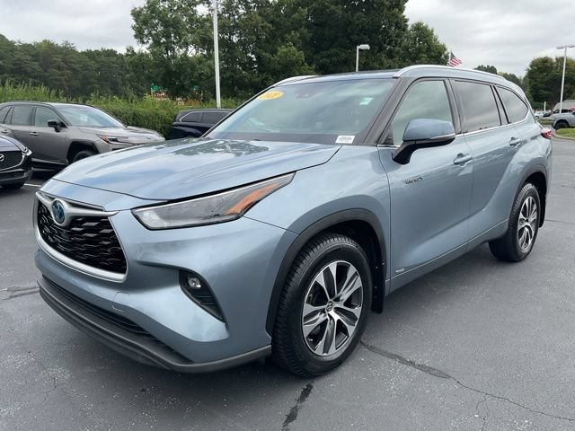 Used 2021 Toyota Highlander XLE AWD/4WD image 2
