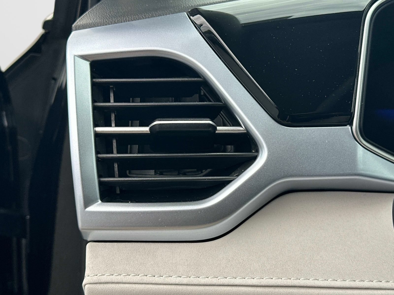 Certified 2025 Volkswagen Taos SE AWD/4WD image 25