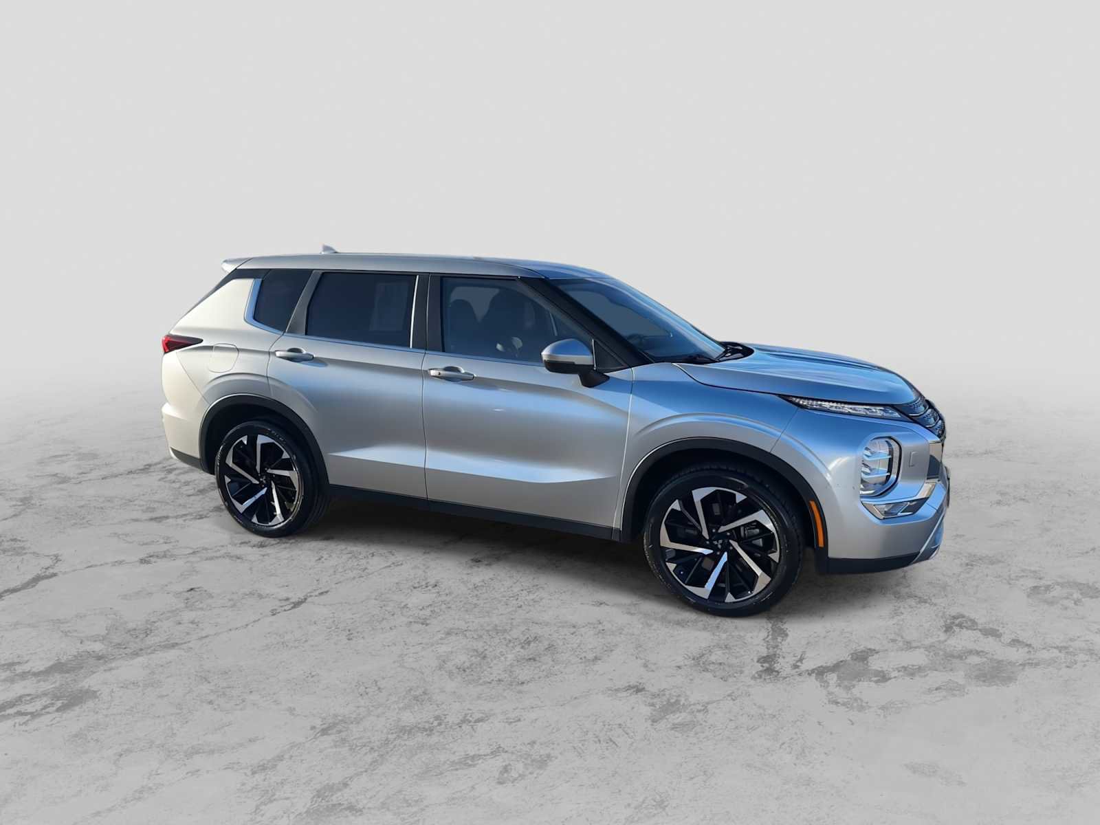 Used 2023 Mitsubishi Outlander SE image 2