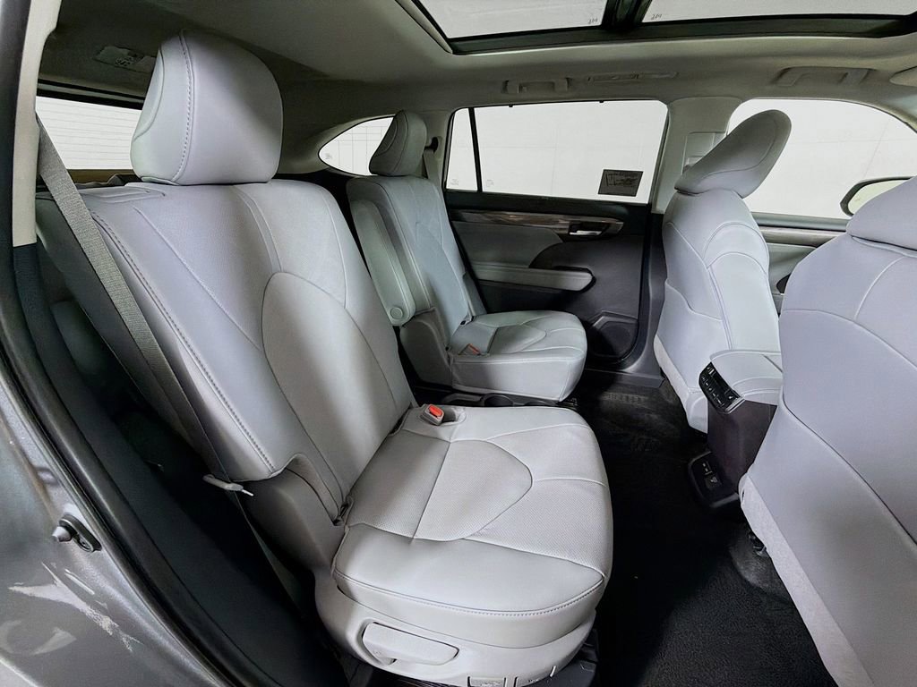 New 2026 Toyota Highlander Platinum image 23