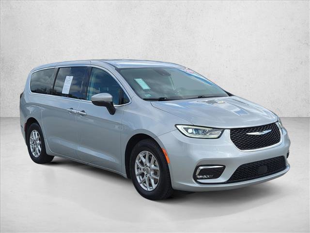 Used 2023 Chrysler Pacifica Touring-L FWD image 3