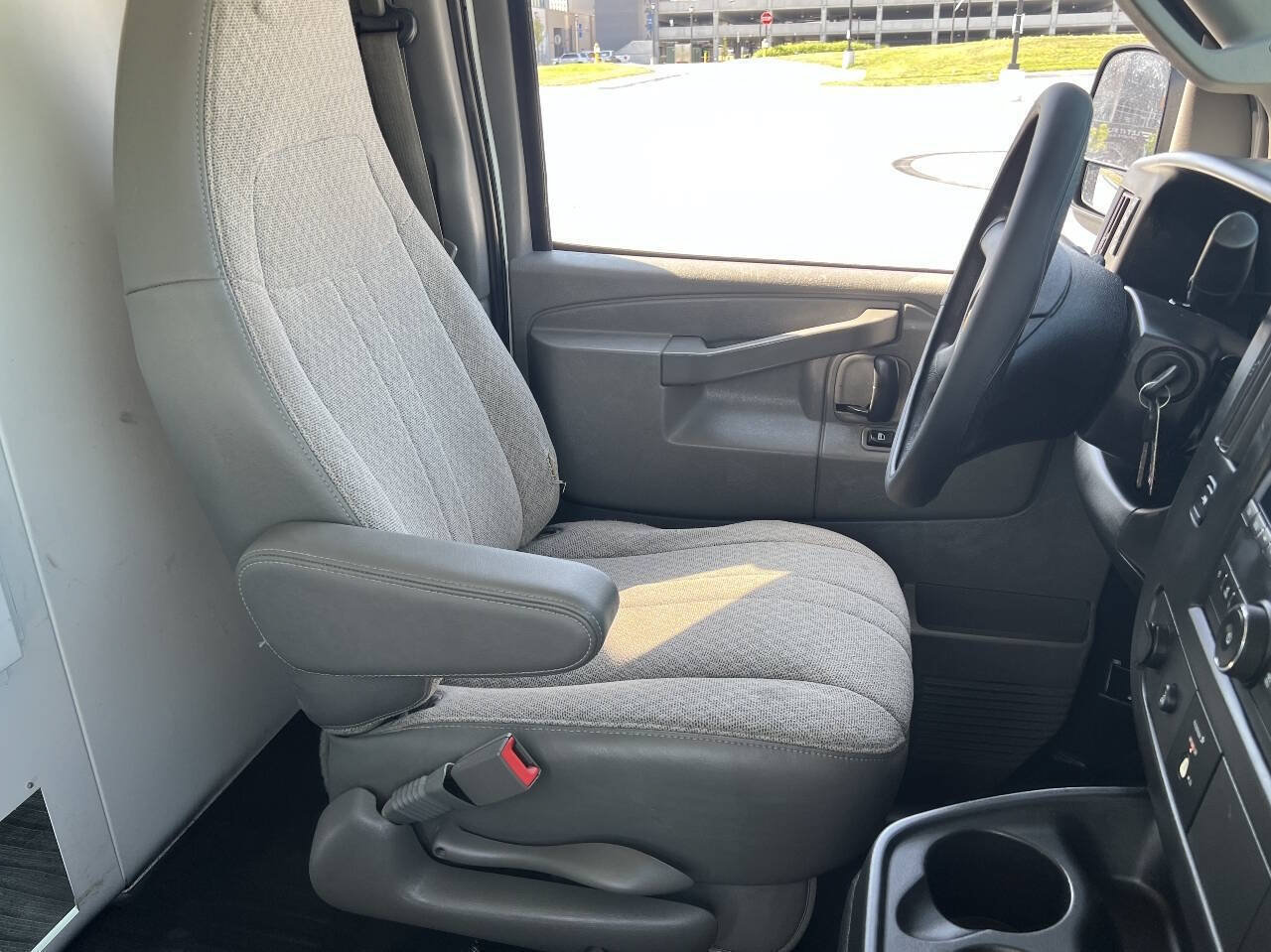 Used 2015 Chevrolet Express 2500 RWD image 11