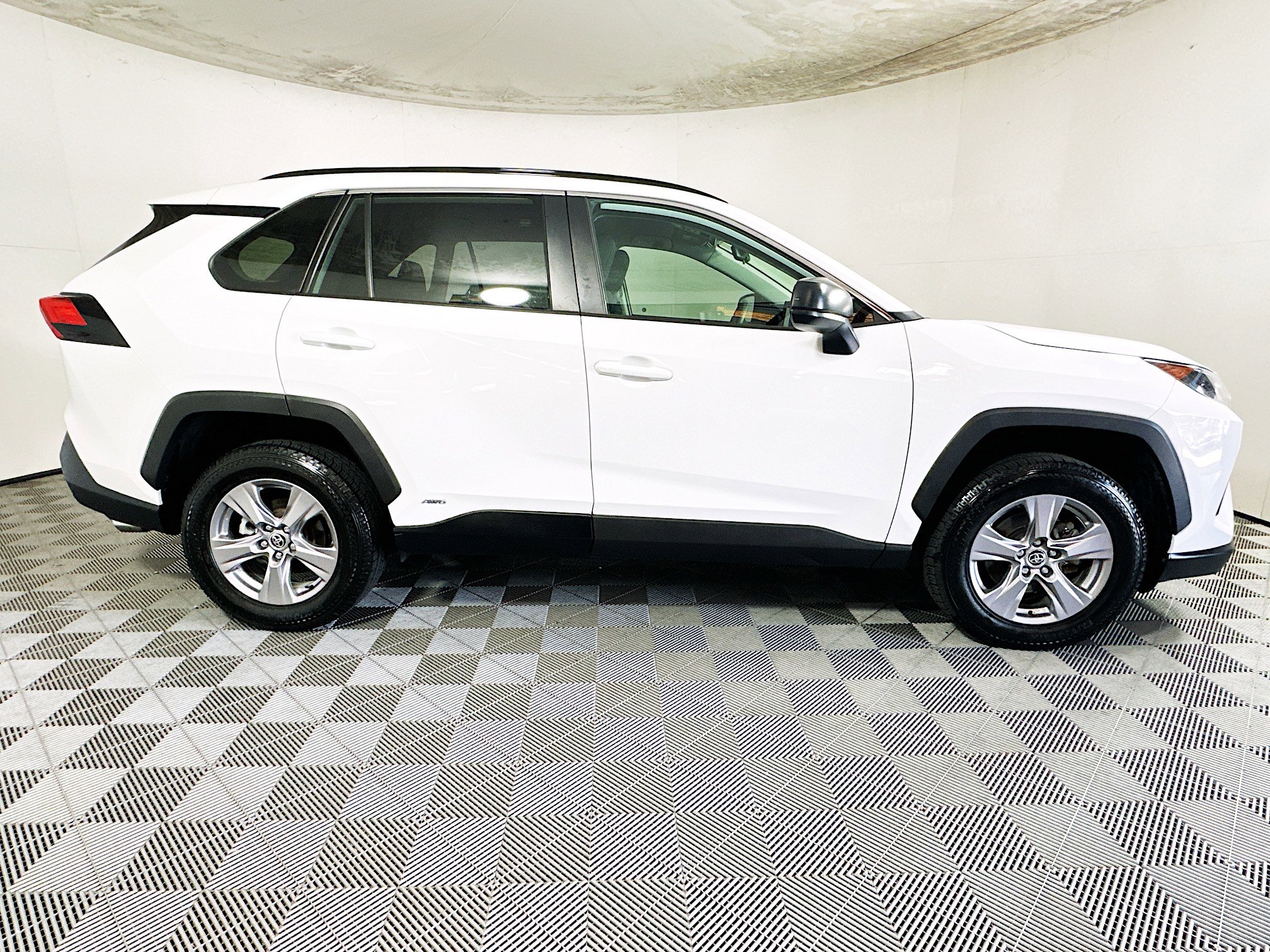 Used 2022 Toyota RAV4 LE AWD/4WD image 2