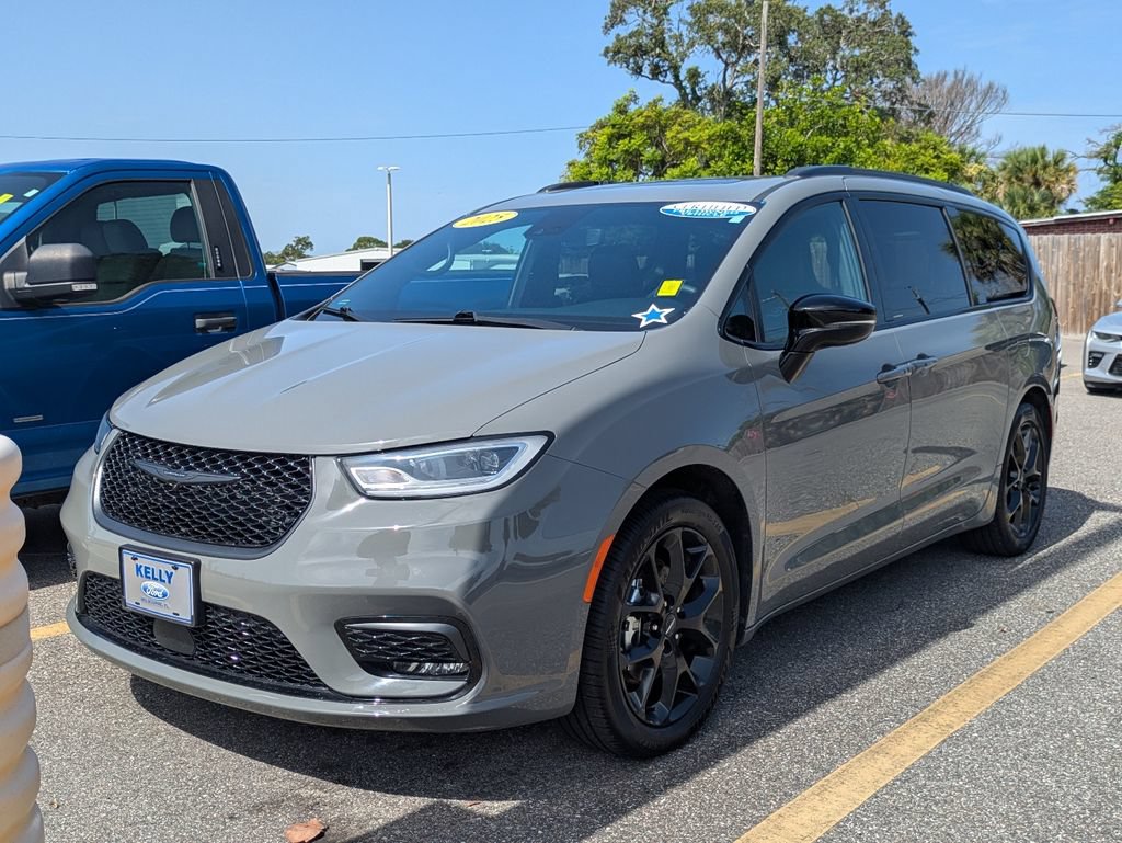 Used 2025 Chrysler Pacifica Limited FWD image 1