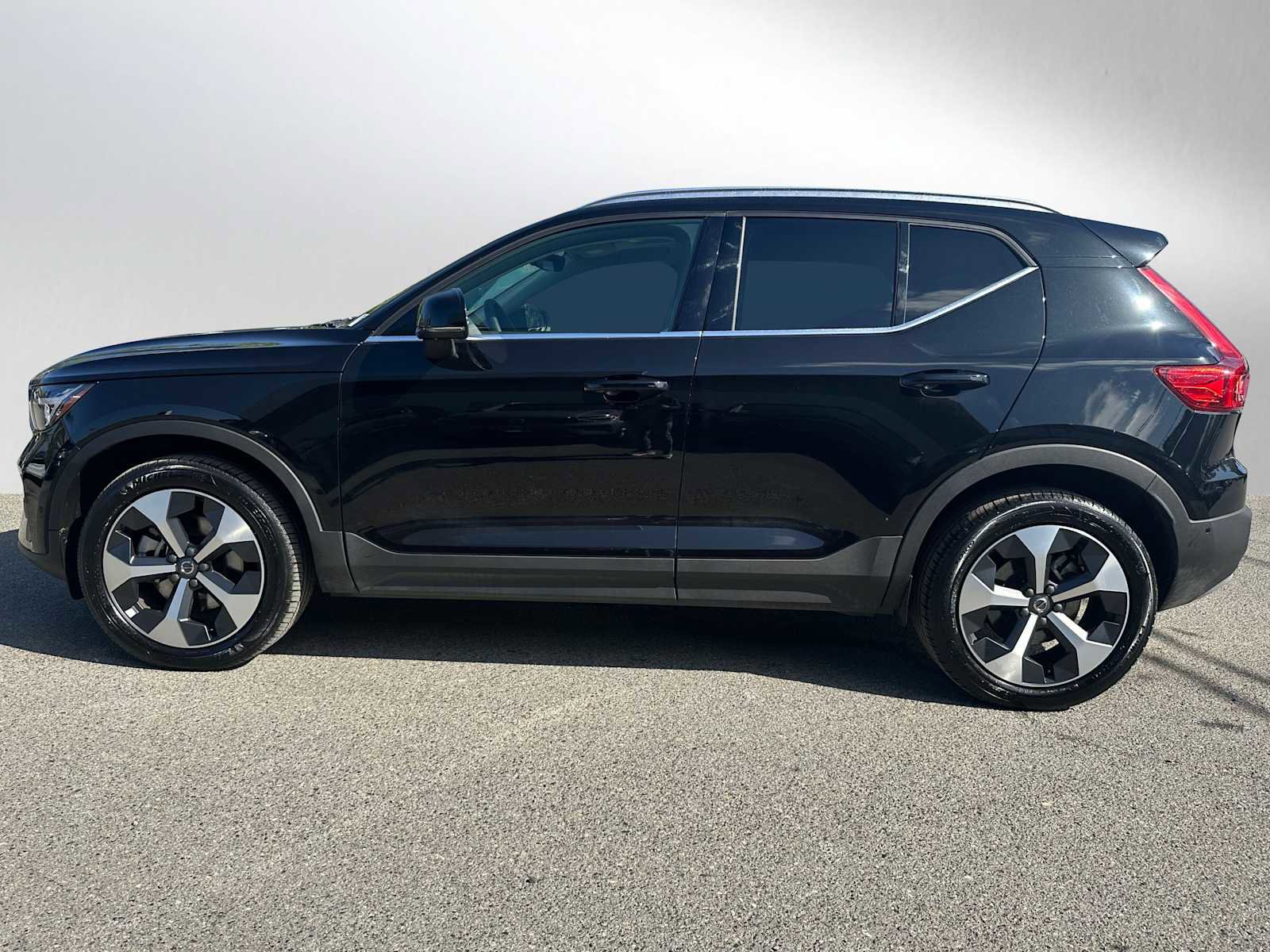 Used 2025 Volvo XC40 B5 Plus w/ Protection Package Premier AWD/4WD image 6