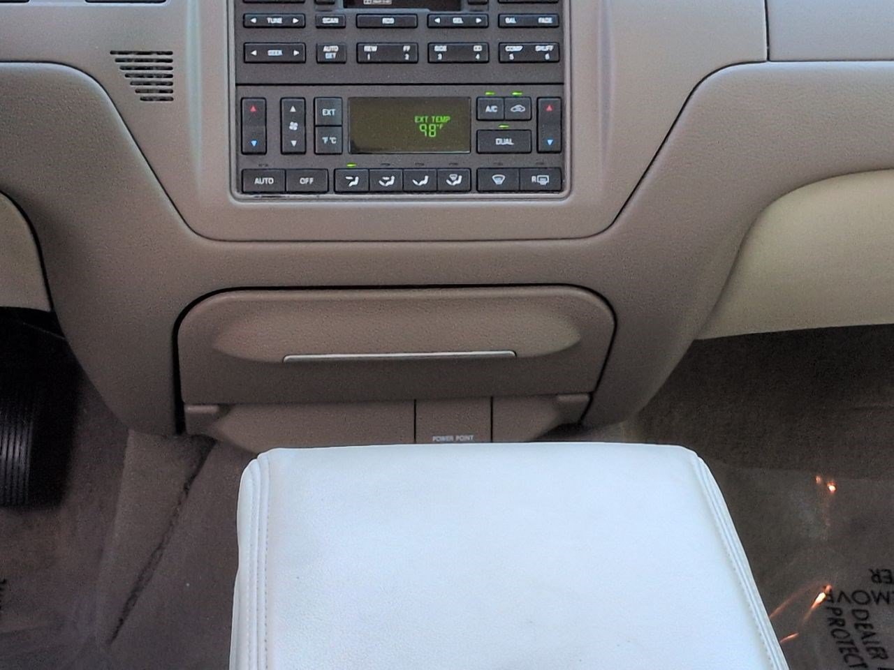 Used 2003 Lincoln Town Car Executive RWD image 19