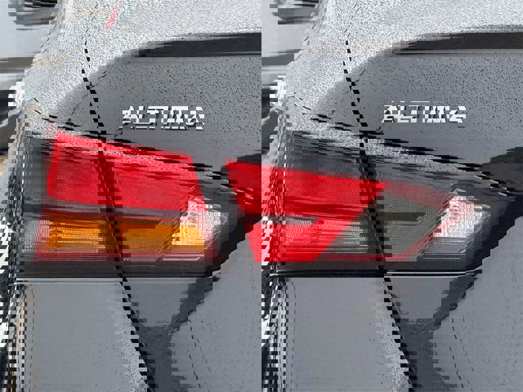 Used 2025 Nissan Altima 2.5 SV image 23