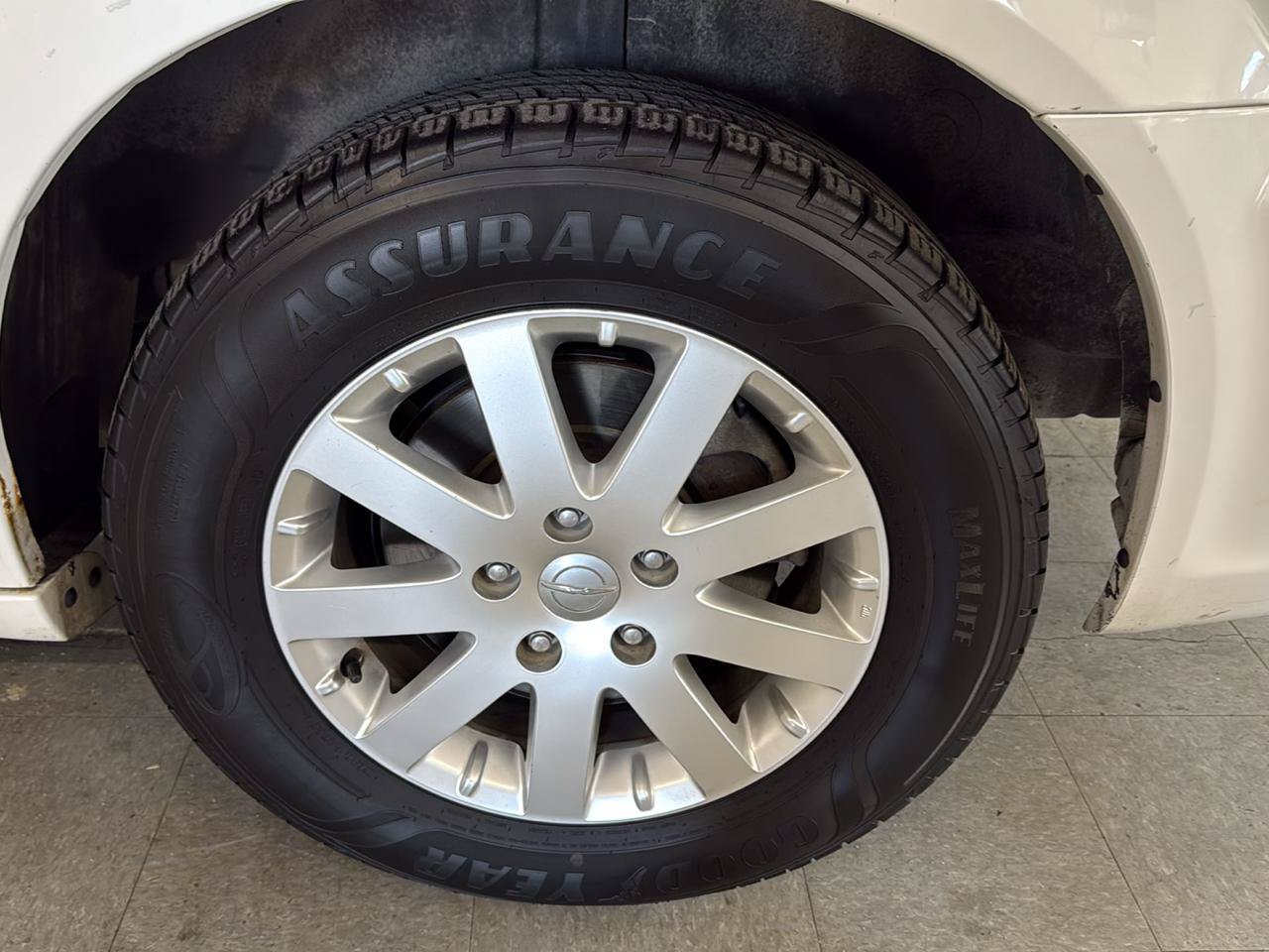 Used 2015 Chrysler Town & Country Touring FWD image 62