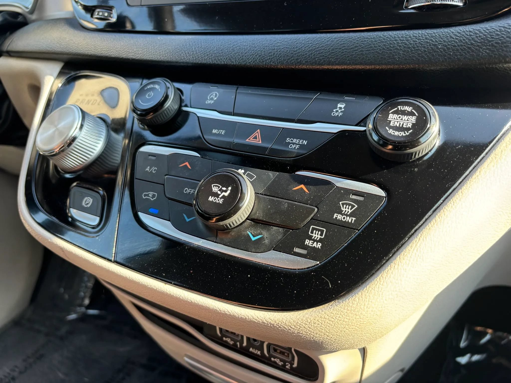Used 2021 Chrysler Voyager L FWD image 33