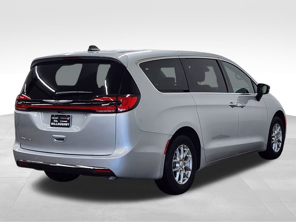 New 2026 Chrysler Pacifica Select image 8