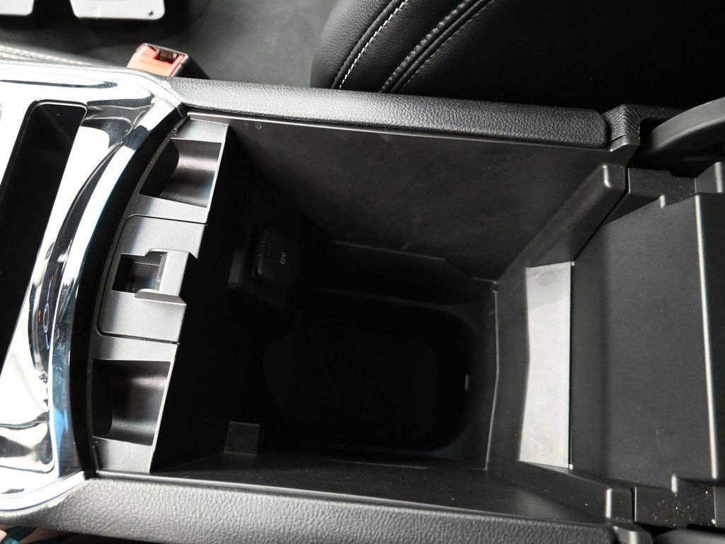 Used 2020 Ford Edge ST image 21