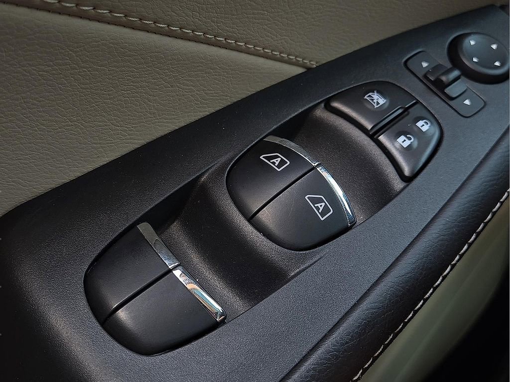 Used 2017 Nissan Maxima Platinum w/ Interior Lighting Package image 17