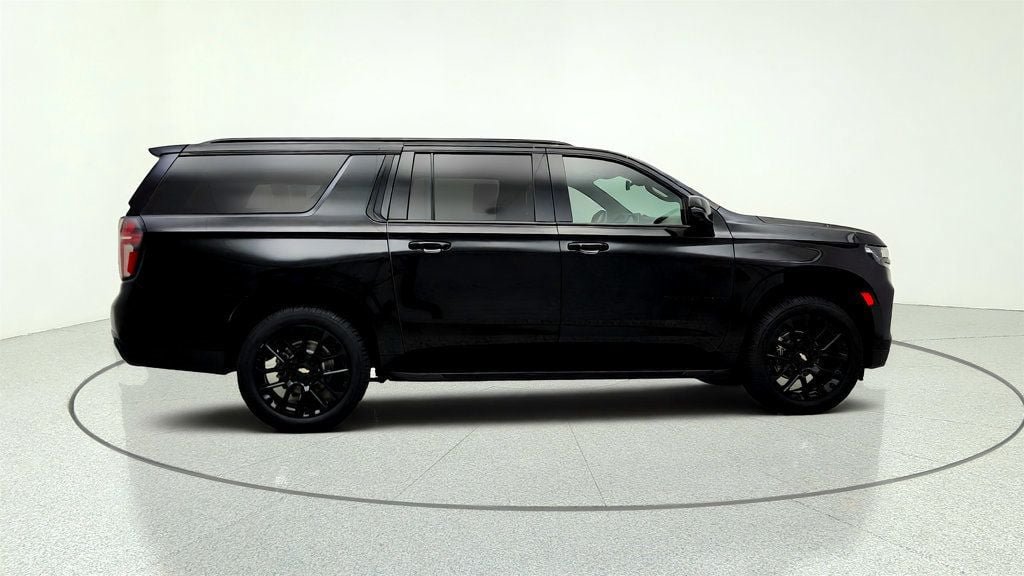 Used 2022 Chevrolet Suburban RST w/ Luxury Package AWD/4WD image 4