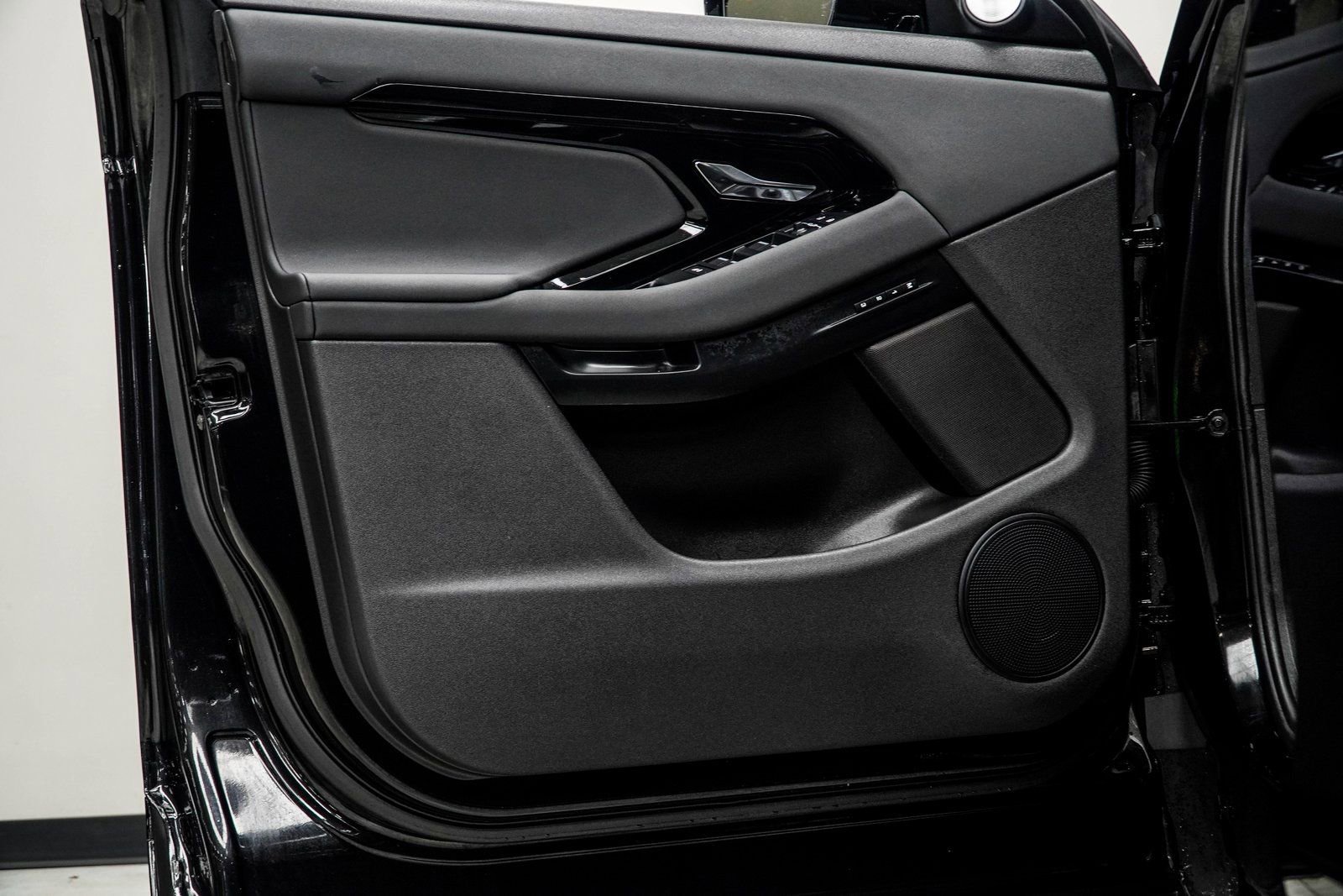 Used 2024 Land Rover Range Rover Evoque Dynamic SE image 32