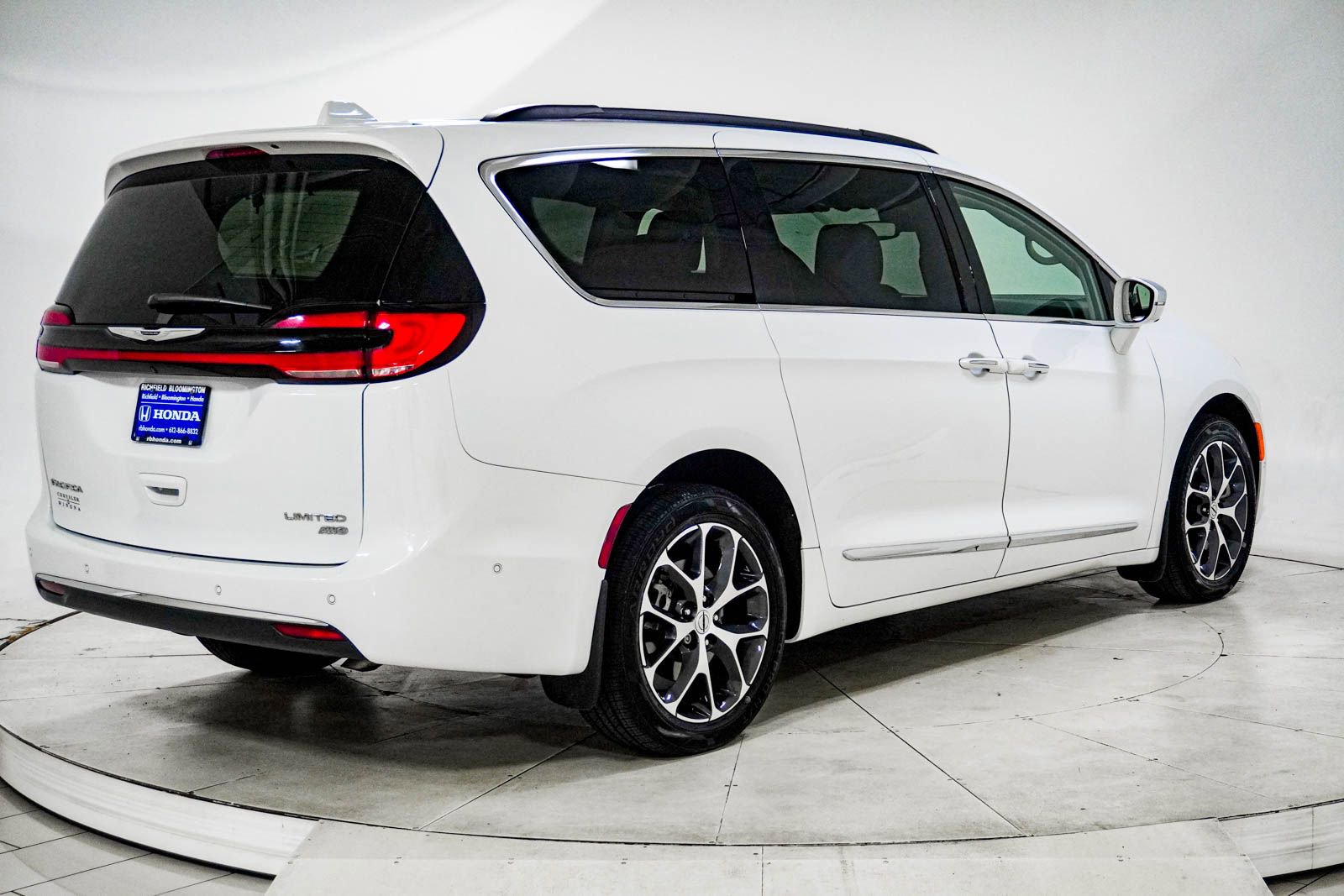 Used 2022 Chrysler Pacifica Limited image 11