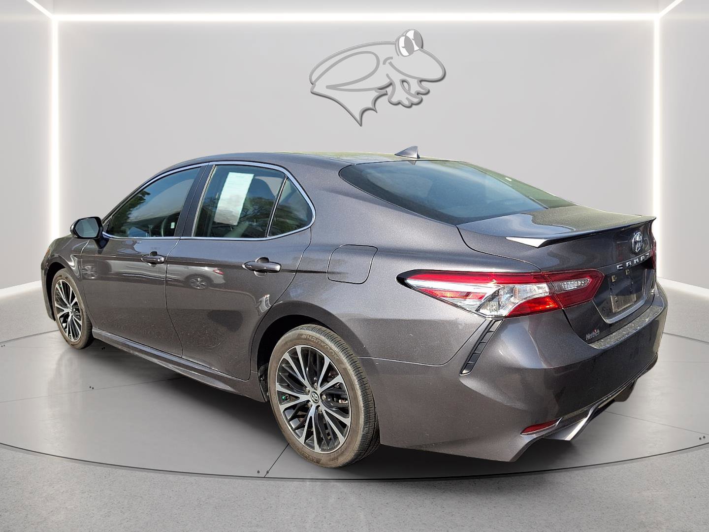 Used 2020 Toyota Camry SE w/ Convenience Package FWD image 2