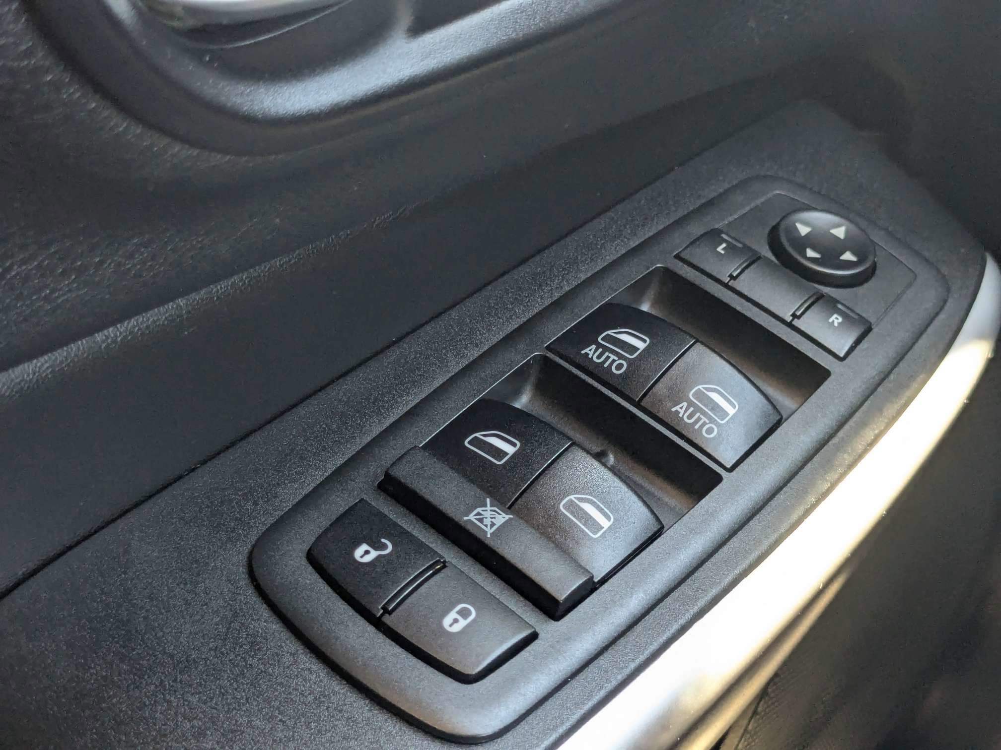 Used 2018 Jeep Cherokee Latitude Plus w/ Comfort/Convenience Group FWD image 28