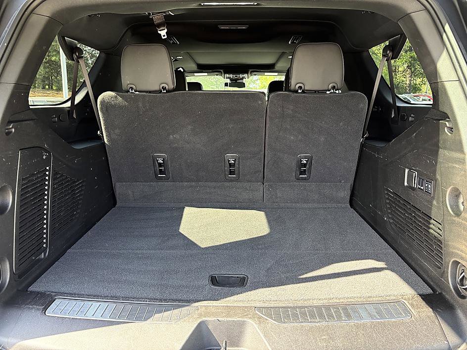 Used 2025 Chevrolet Suburban Z71 w/ Comfort Package image 11