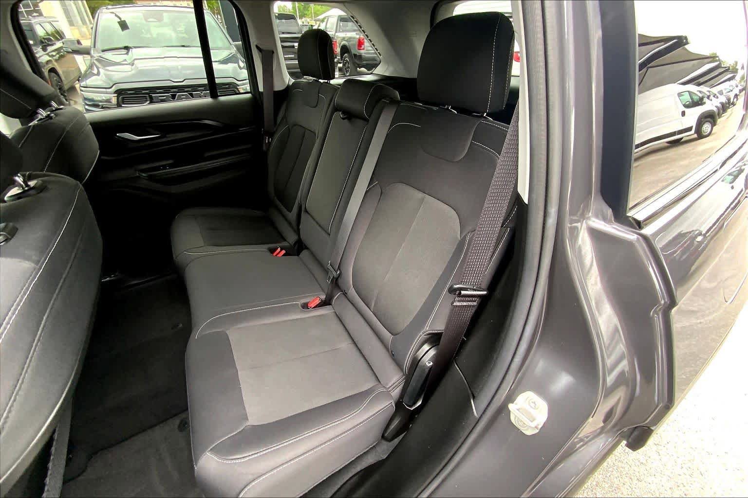 Used 2023 Jeep Grand Cherokee Laredo X RWD image 19