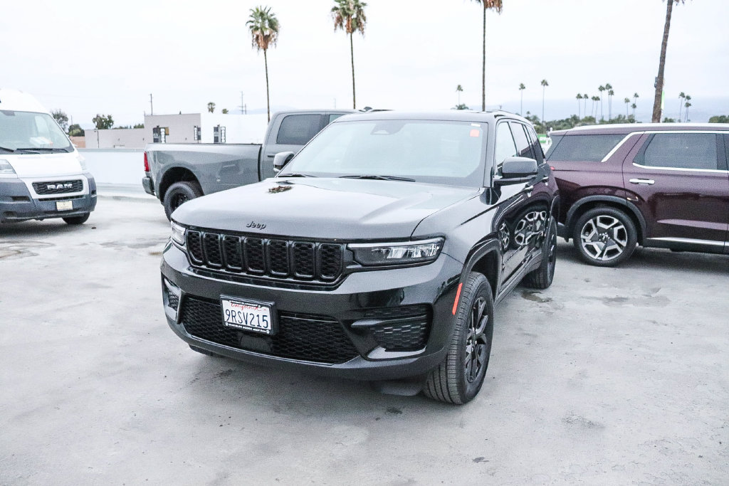 Used 2025 Jeep Grand Cherokee Altitude AWD/4WD image 4