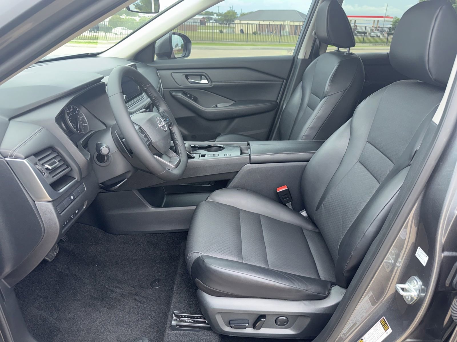 Used 2025 Nissan Rogue SV w/ SV Premium Package FWD image 11