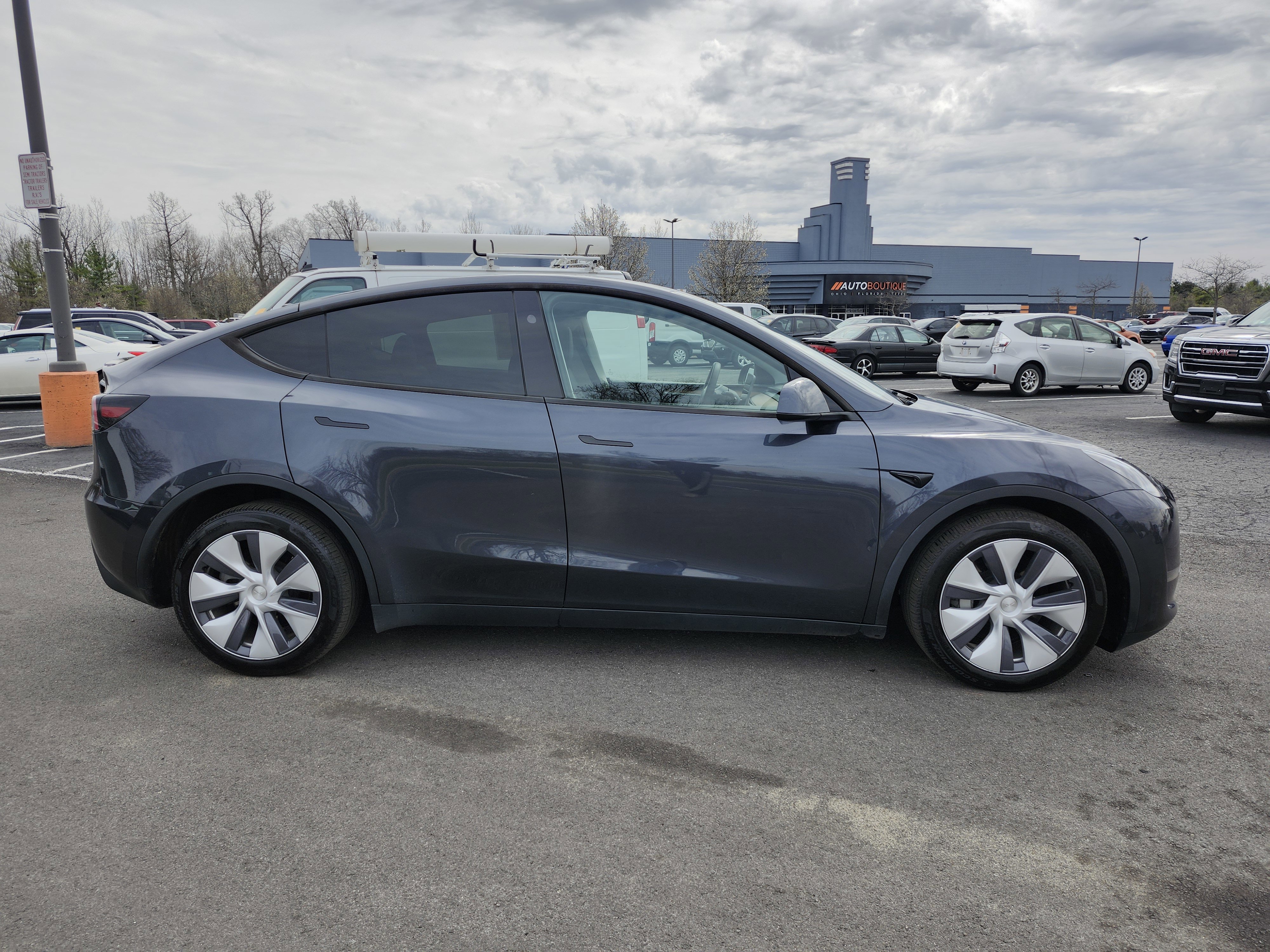 Used 2024 Tesla Model Y Long Range AWD/4WD image 18