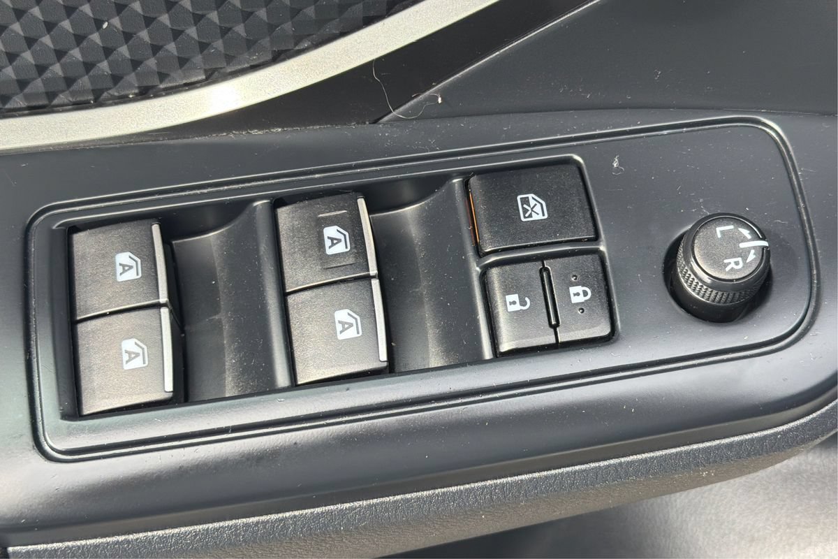 Used 2018 Toyota C-HR XLE FWD image 32