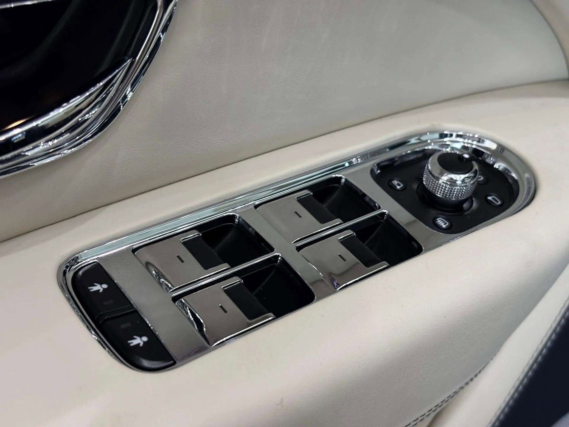 Used 2024 Bentley Bentayga Extended Wheelbase image 57