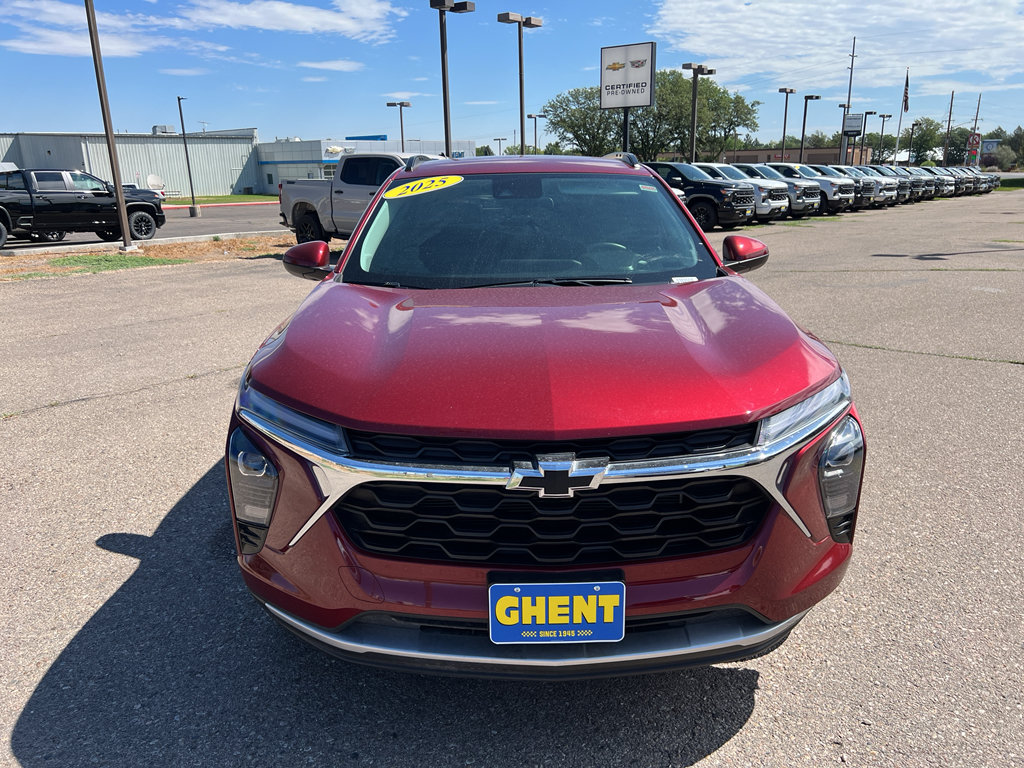 Used 2025 Chevrolet Trax LT w/ Driver Confidence Package FWD image 2