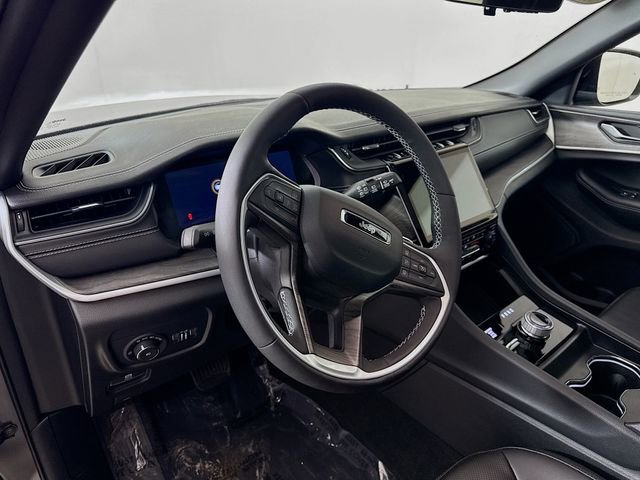 Used 2025 Jeep Grand Cherokee Limited w/ Luxury Tech Group II image 9