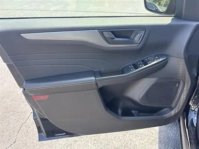 Used 2025 Ford Escape Active w/ Cold Weather Package FWD image 8