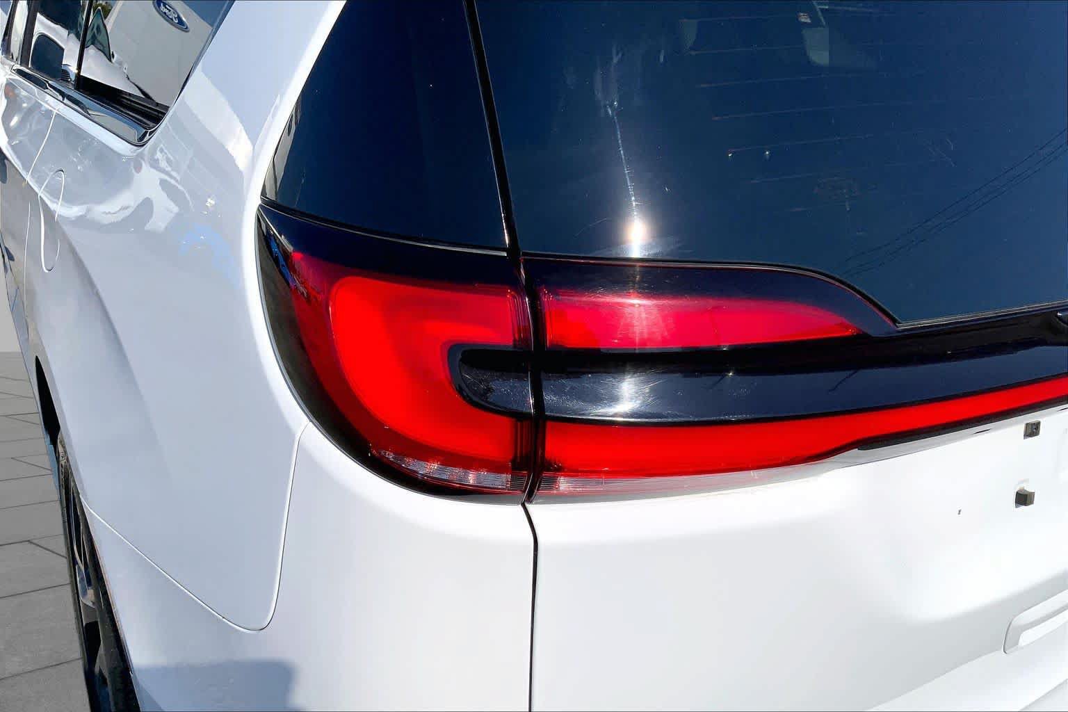 Used 2022 Chrysler Pacifica Limited w/ Uconnect Theater Family Group AWD/4WD image 26
