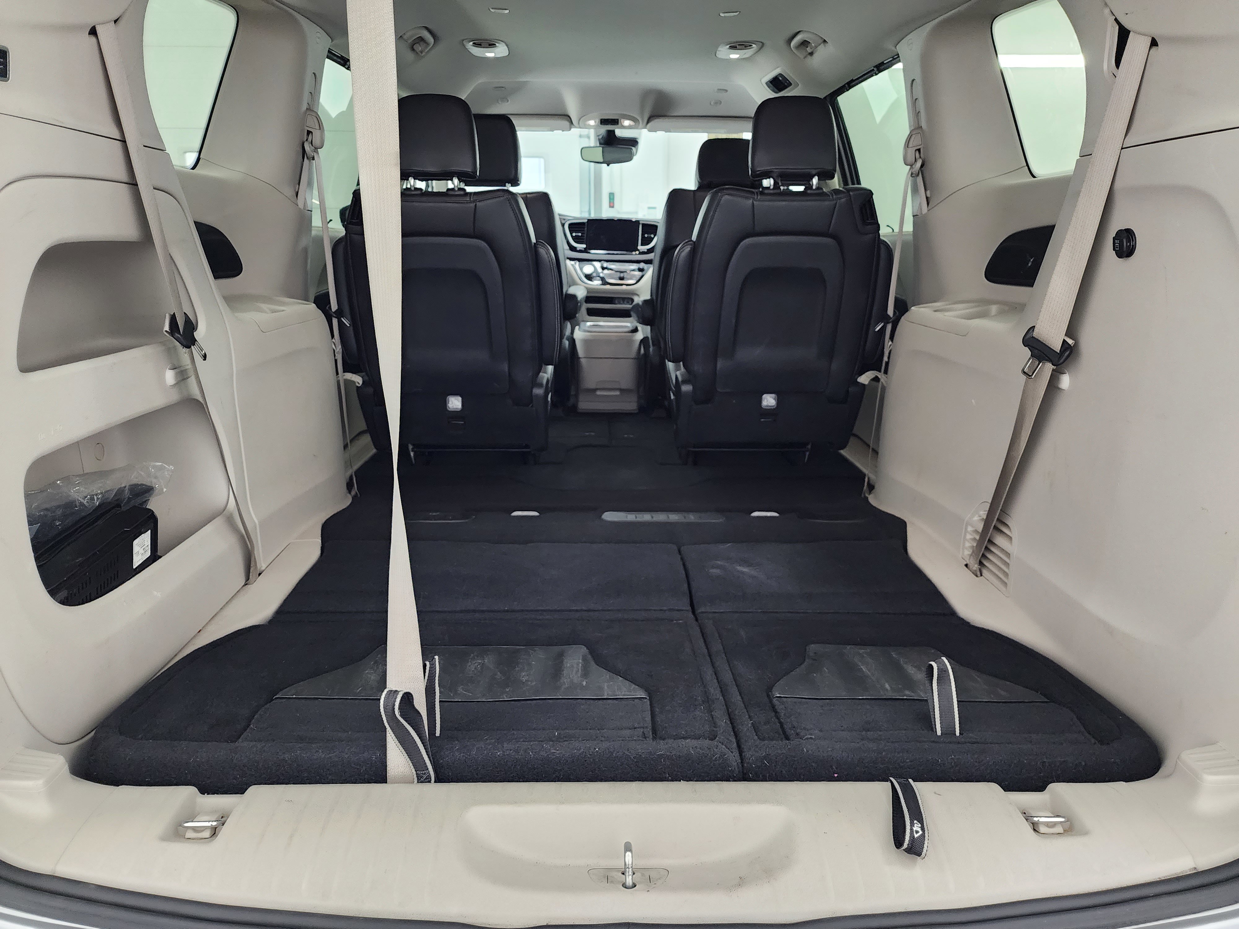 Used 2024 Chrysler Pacifica Touring-L image 27