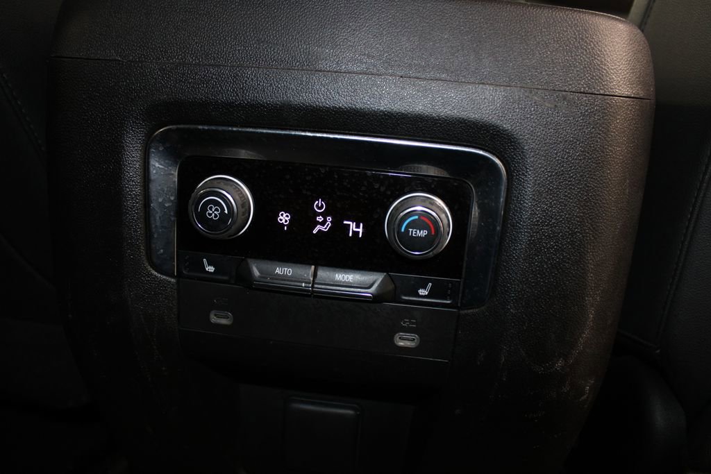 Used 2023 Chevrolet Suburban Premier image 27