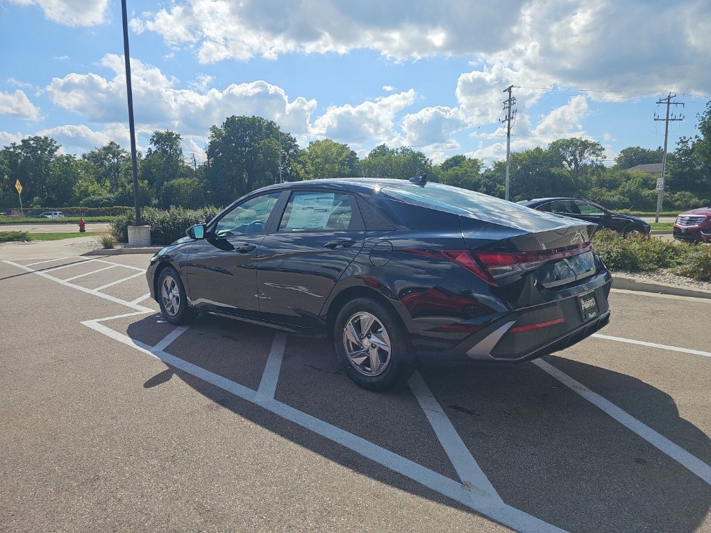New 2026 Hyundai Elantra SE FWD image 3