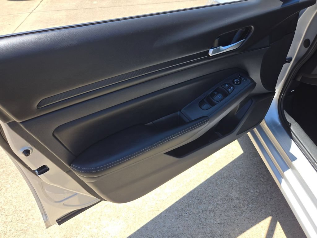 Used 2025 Nissan Altima 2.5 SV FWD image 11