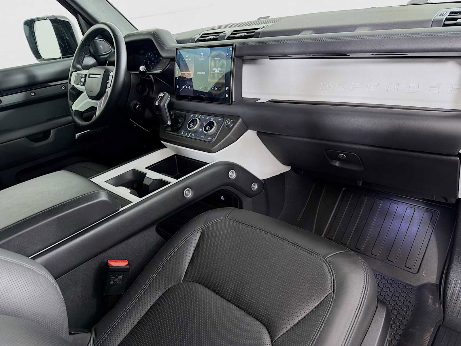 Used 2025 Land Rover Defender 90 X-Dynamic SE image 28