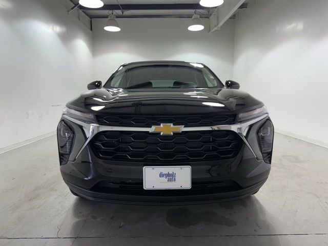 New 2026 Chevrolet Trax LS w/ LS Convenience Package FWD image 2