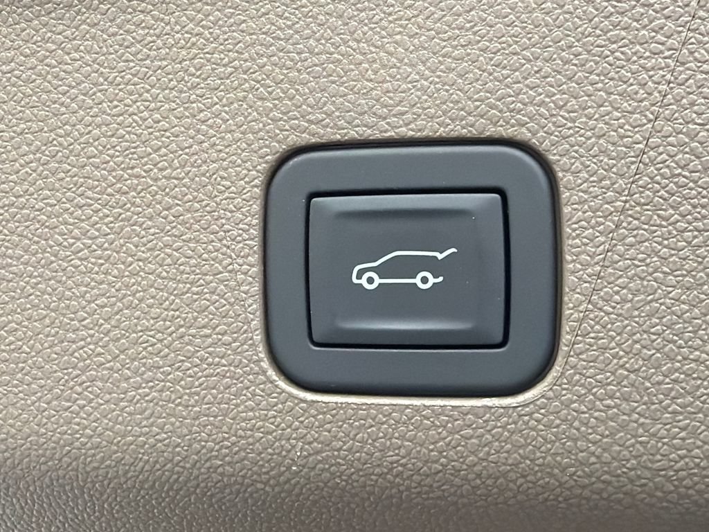 Used 2025 GMC Yukon Denali w/ Denali Reserve Package RWD image 19