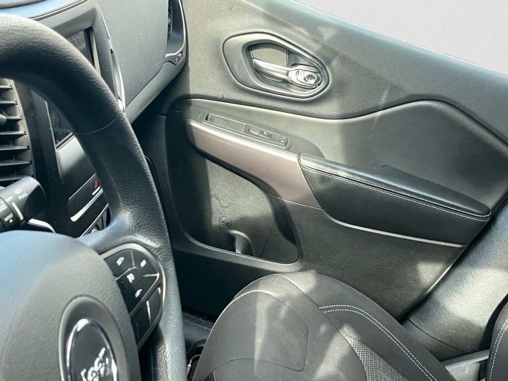 Used 2019 Jeep Cherokee Latitude w/ Popular Appearance Group image 6