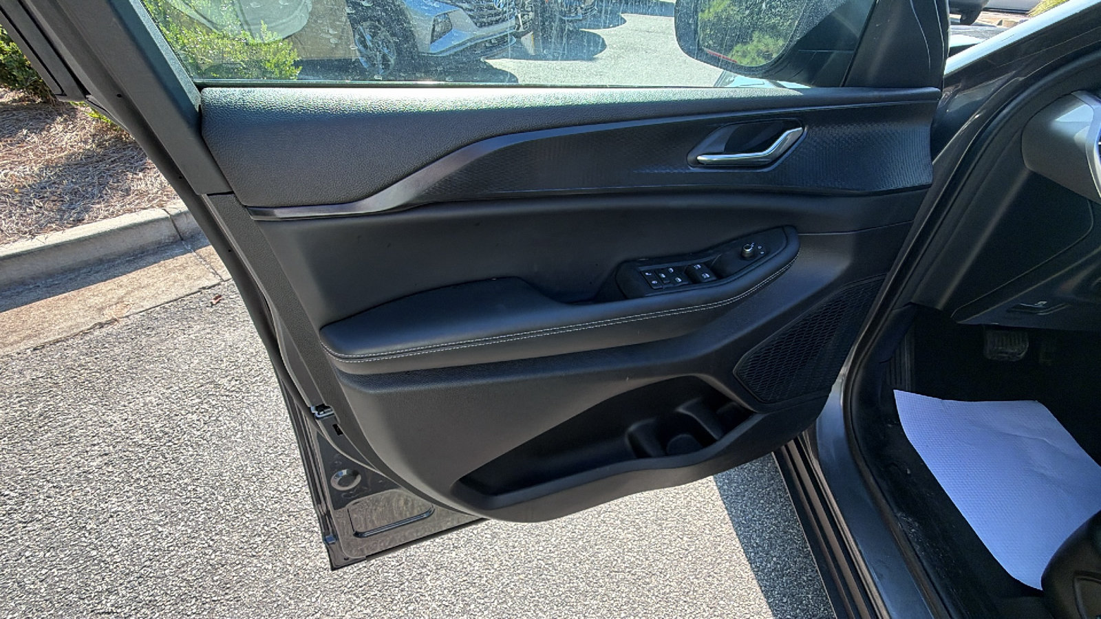 Used 2025 Jeep Grand Cherokee Laredo X RWD image 14