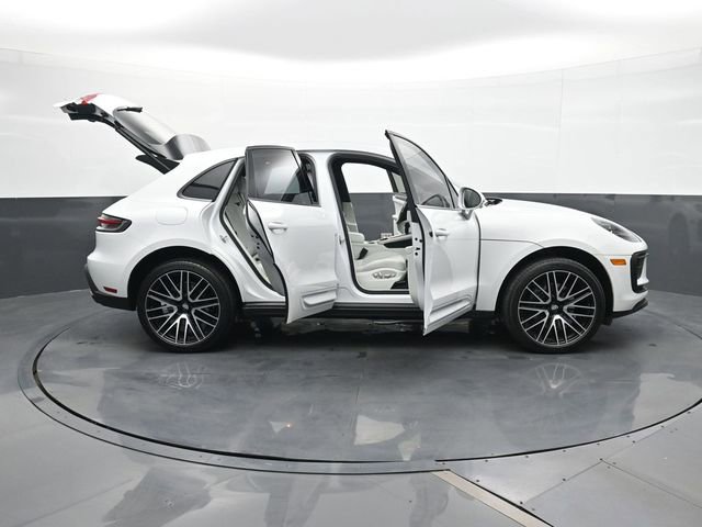 Certified 2025 Porsche Macan image 34