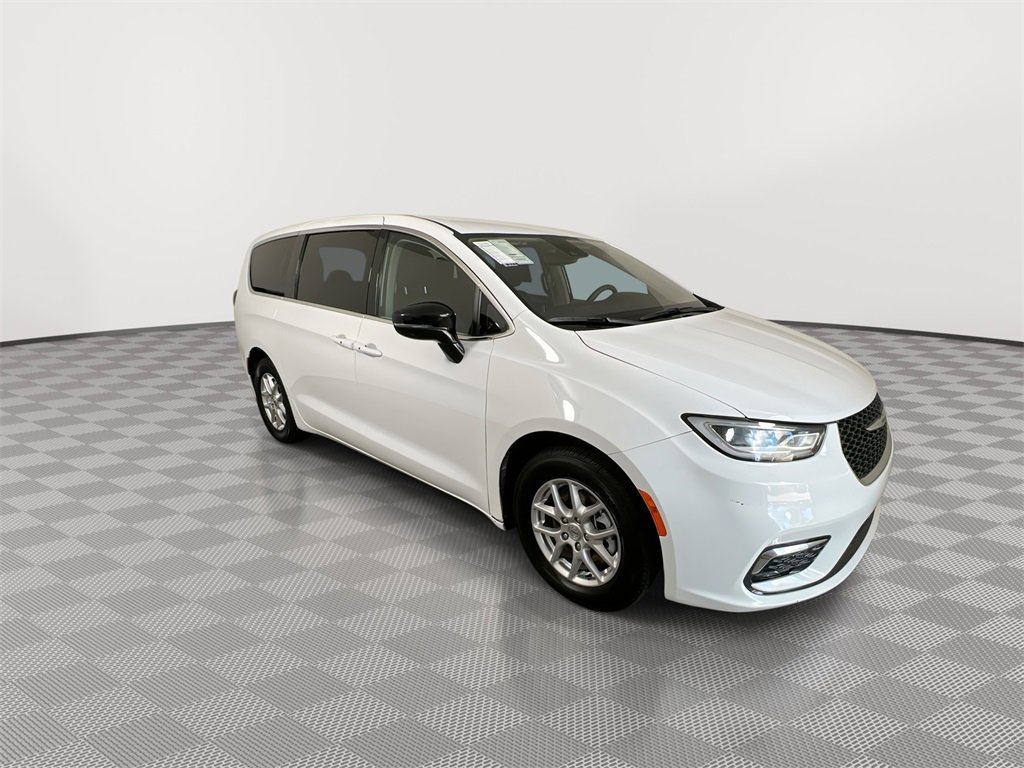 Used 2024 Chrysler Pacifica Touring-L image 2