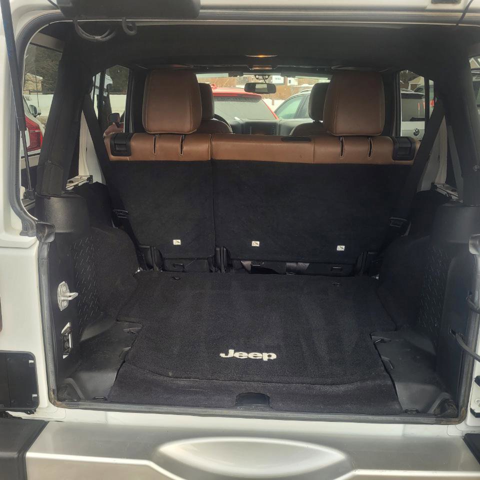 Used 2017 Jeep Wrangler Unlimited Sahara w/ Connectivity Group image 33