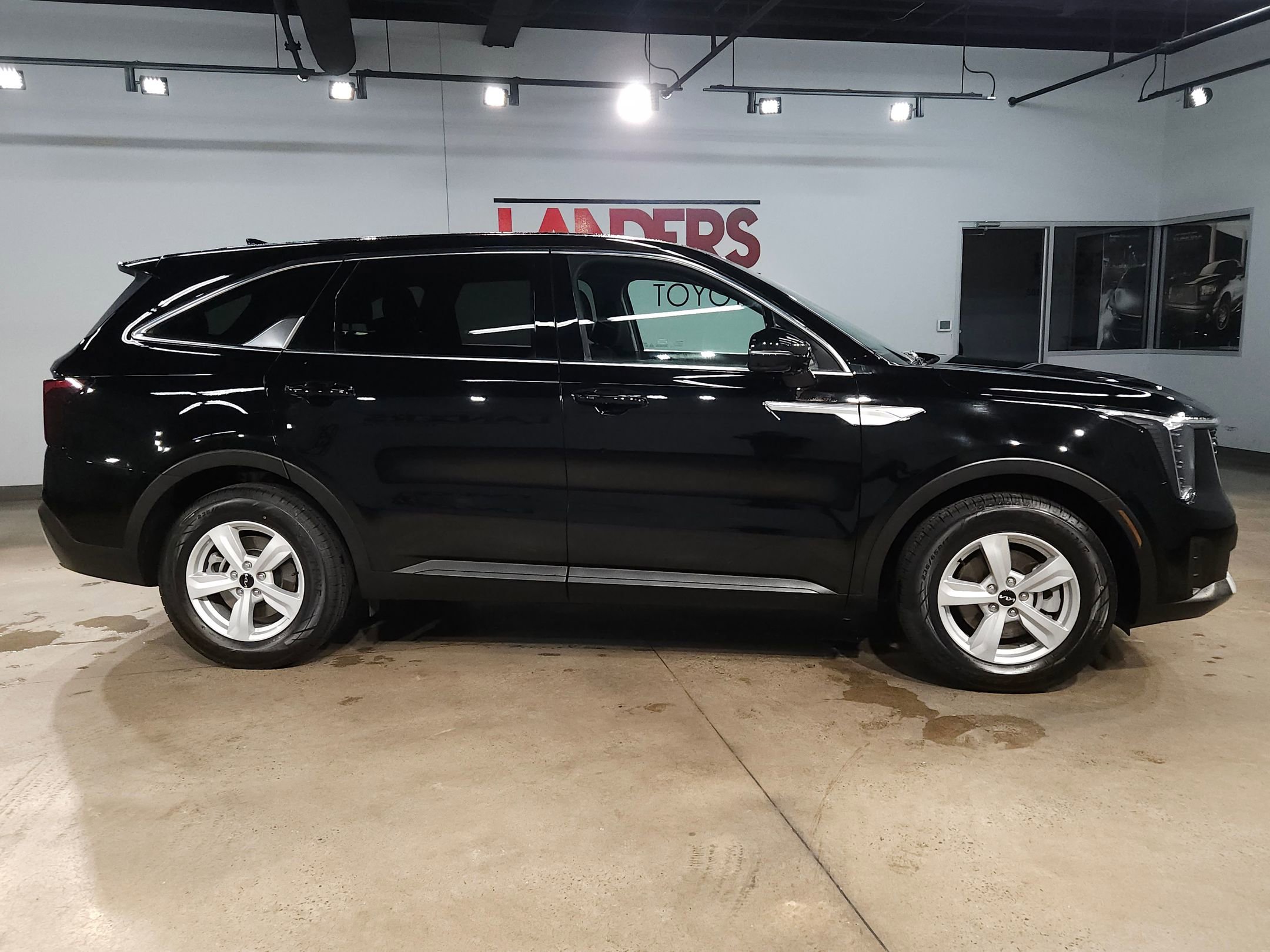 Used 2024 Kia Sorento LX image 8