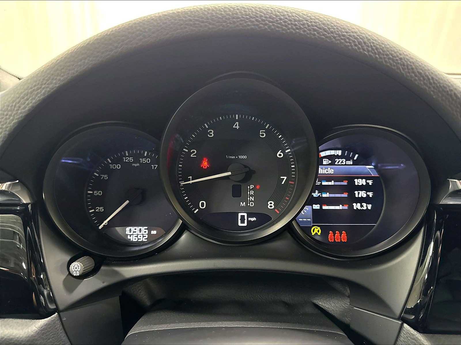 Used 2025 Porsche Macan AWD/4WD image 23