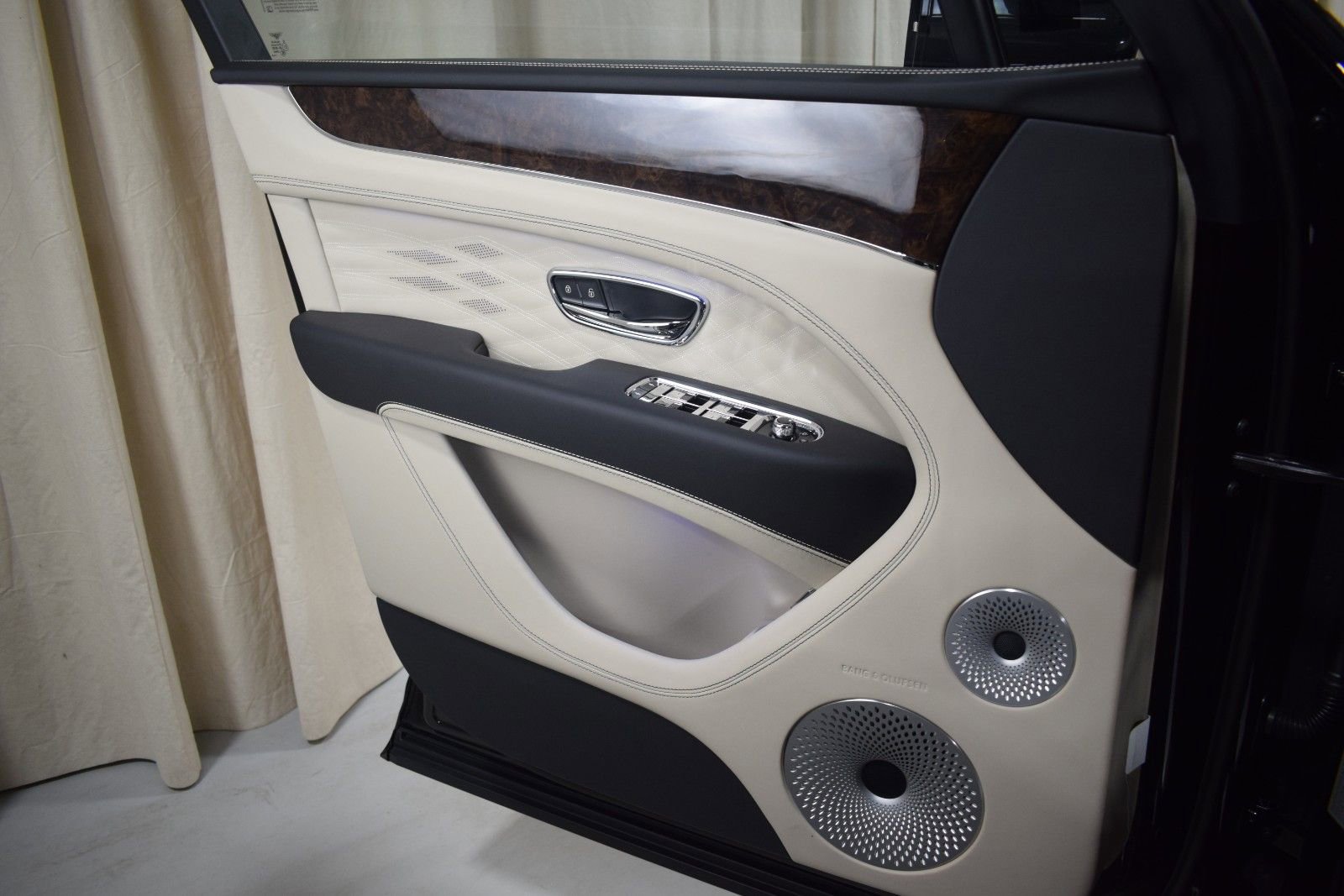 New 2025 Bentley Bentayga AWD/4WD image 39