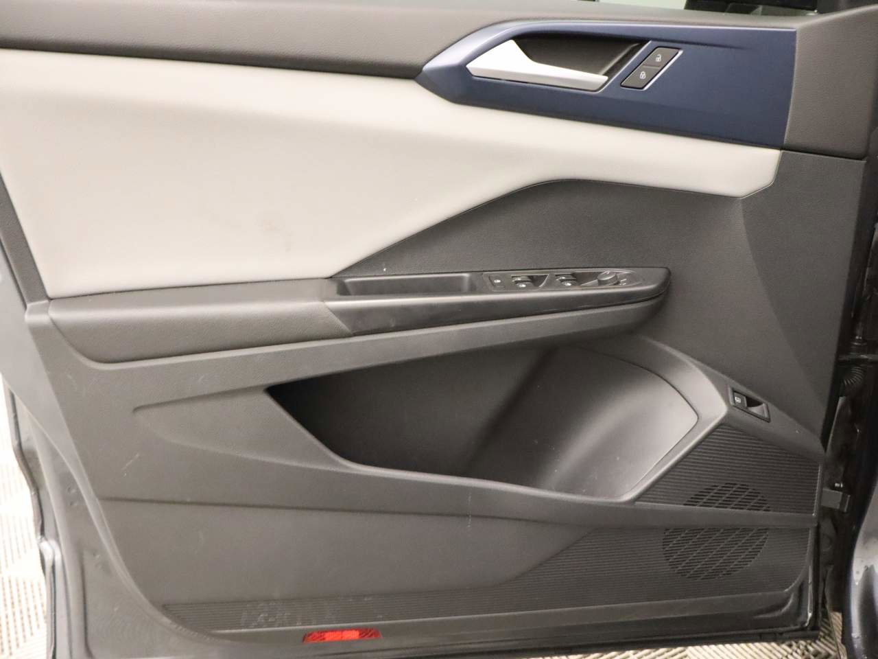 Used 2023 Volkswagen Taos SE w/ Panoramic Sunroof Package image 16