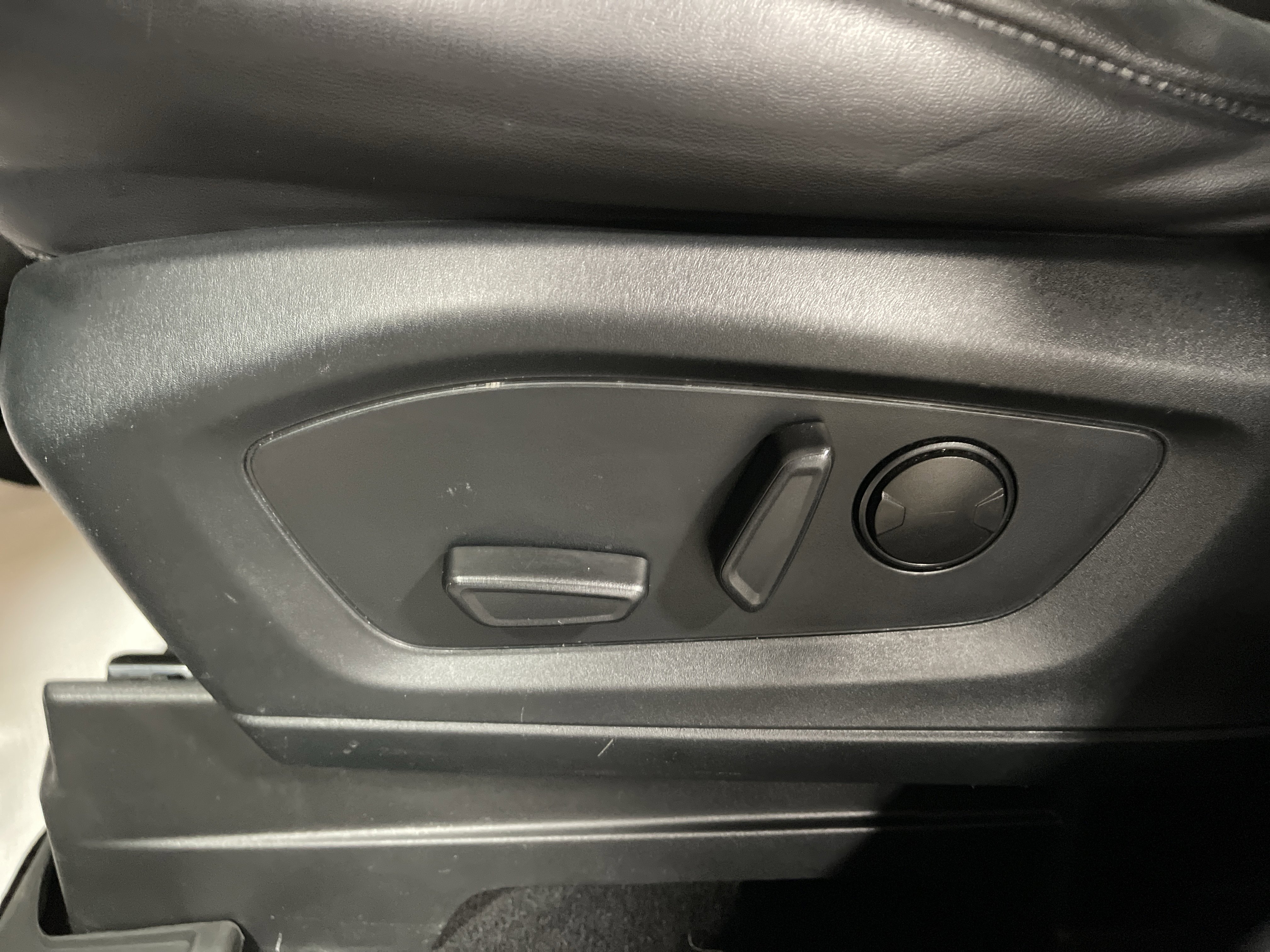 Used 2022 Ford Explorer XLT w/ Equipment Group 202A image 10