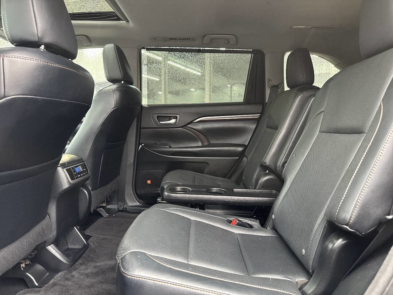 Used 2016 Toyota Highlander Limited w/ Four Season Floor Mat Package AWD/4WD image 25